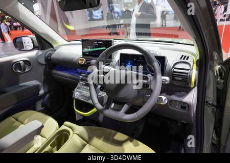 Tokio, Japan. 30. Oktober 2025. Innenausstattung des Hyundai Inster Cross auf der Japan Mobility Show 2025. Auf der Japan Mobility Show 2025 zu sehen. Tokios großer Anblick pulsiert mit dem Brüllen der Innovation, während die Japan Mobility Show 2025''`umfirmierte Erbe der geschichtsträchtigen Tokyo Motor Show''`von Oktober 30 bis zum 9. November stattfindet und die Augen auf Japans sich entwickelndes Automobil-Ethos lenkt. Unter dem Flüstern einer Verlangsamung des Elektrofahrzeugs drehen sich die Aussteller mutig: Futuristische kompakte Konzepte, erweiterte Luxuslinien und elektrische Runabouts in Kei-Größe weisen auf marktspezifische Elektrifizierung hin. Die von Manga inspirierten Stände beleuchten die Erneuerung Stockfoto